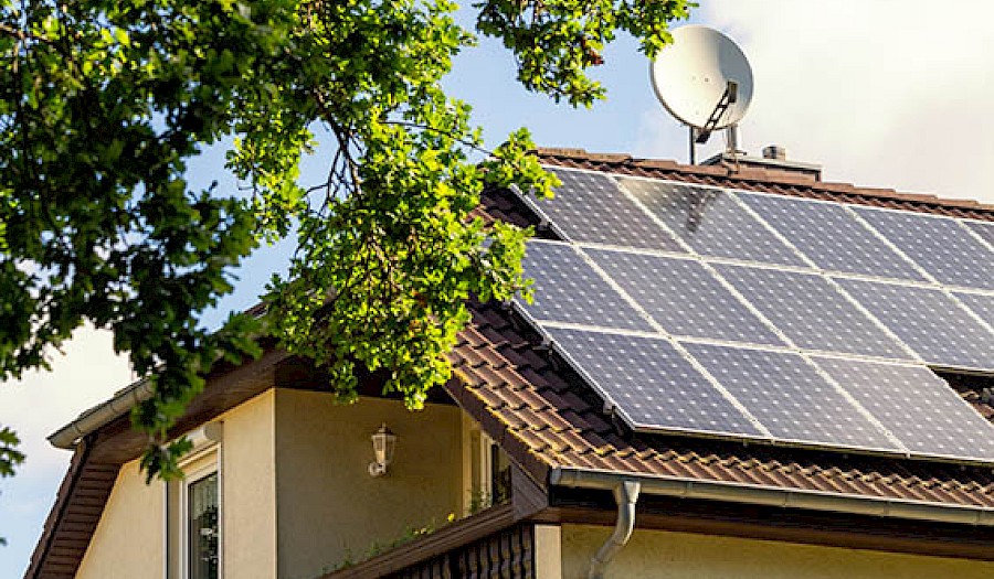 Photovoltaikanlage auf dem Dach eines Einfamilienhaus