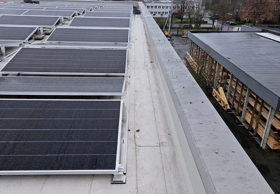 Solaranlage auf dem Dach des Industrie Neubaus der Dermaris GmbH