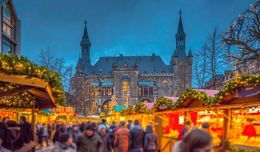 Weihnachtsmarkt bei Nacht in der Innenstadt Aachens