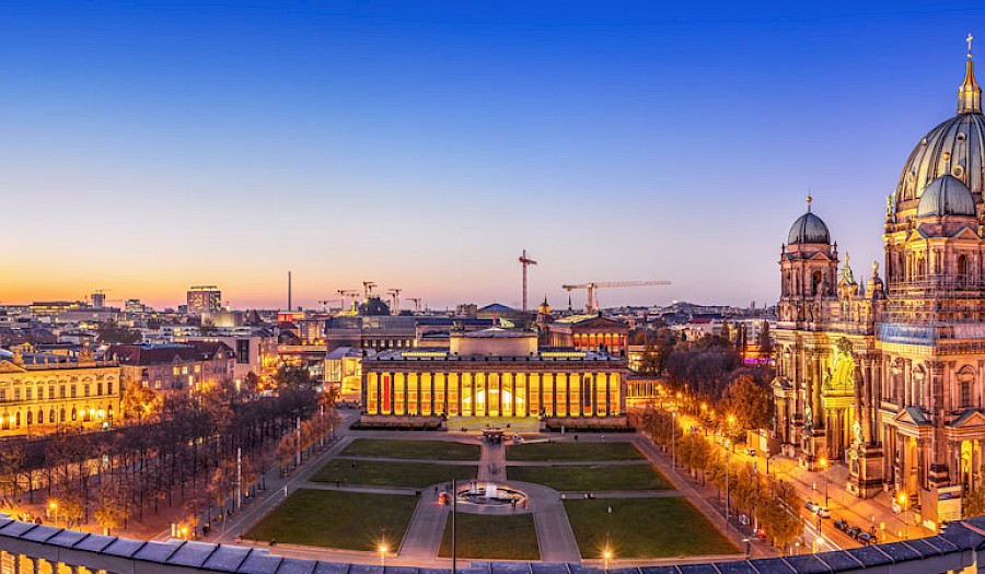 Skyline der Stadt Berlin bei Nacht