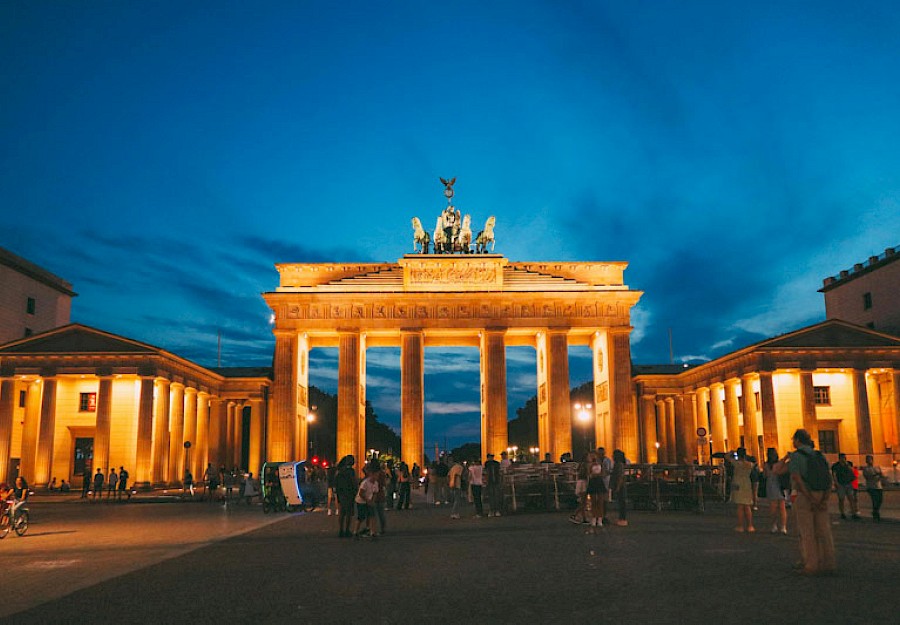 Das Brandenburger Tor der Hauptstadt Berlin bei Nacht