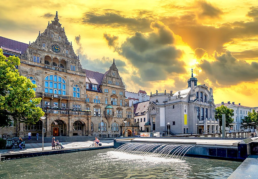 Das Rathaus in Bielefeld bei Sonnenuntergang